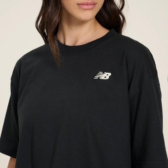 Camiseta Cropped New Balance Small Logo Feminina
