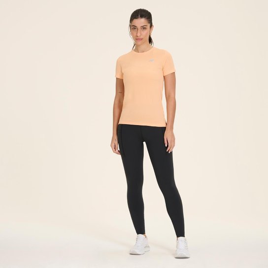 Camiseta New Balance Sport Essentials Feminina