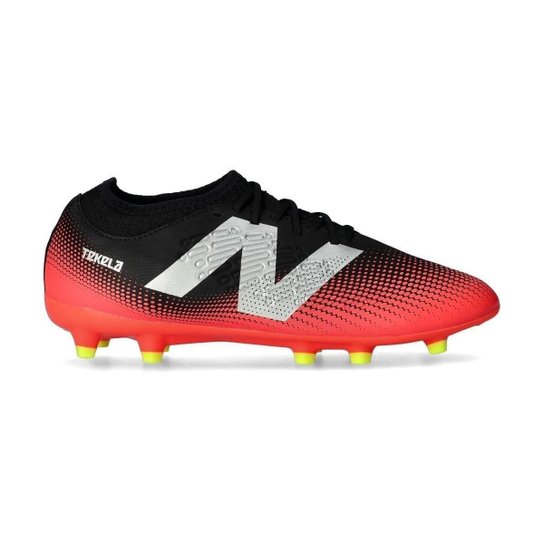 CHUTEIRA NEW BALANCE CAMPO TEKELA MAGIQUE FG V4+ PRETO E VERMELHO 43
