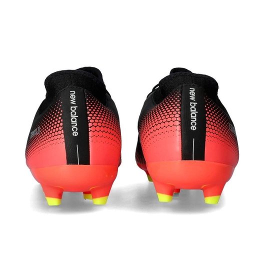 CHUTEIRA NEW BALANCE CAMPO TEKELA MAGIQUE FG V4+ PRETO E VERMELHO 43