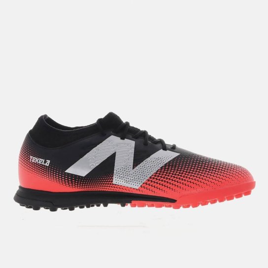CHUTEIRA NEW BALANCE SOCIETY TEKELA MAGIQUE TF V4+ PRETO E VERMELHO 43
