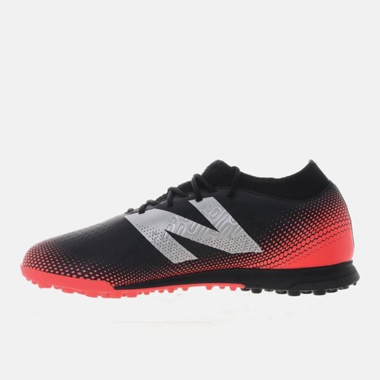 CHUTEIRA NEW BALANCE SOCIETY TEKELA MAGIQUE TF V4+ PRETO E VERMELHO 43