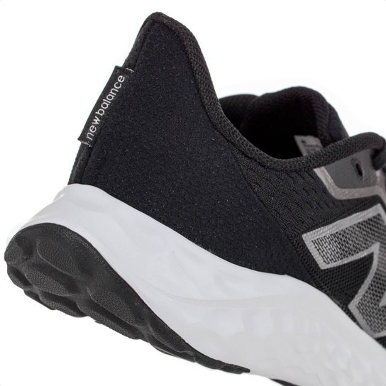 Tênis New Balance Fresh Foam Arish V4 Preto e Prata - Feminino