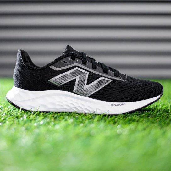 Tênis New Balance Fresh Foam Arish V4 Preto e Prata - Feminino