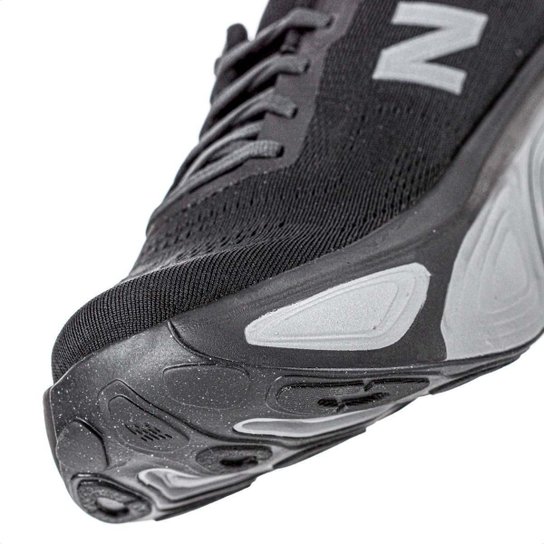 Tênis New Balance Fresh Foam X More V5 Preto e Grafite - Feminino