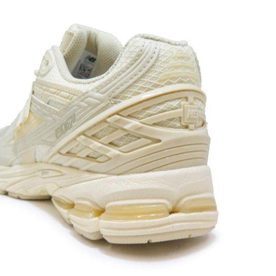 Tênis New Balance M1906NK Bege